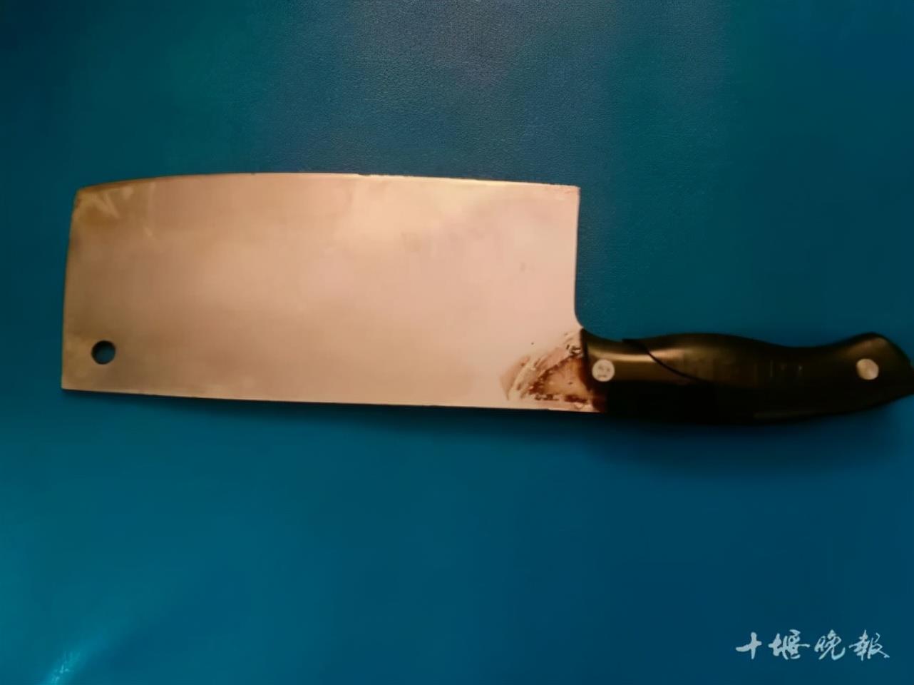 女子后院水池边接水,感觉有异物从头顶飞过,一回头吓出冷汗:一把菜刀