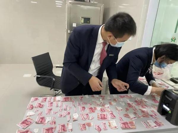 6000元百元大钞、300多张碎片！村民家中现金变碎钞 银行员工集体“拼图”